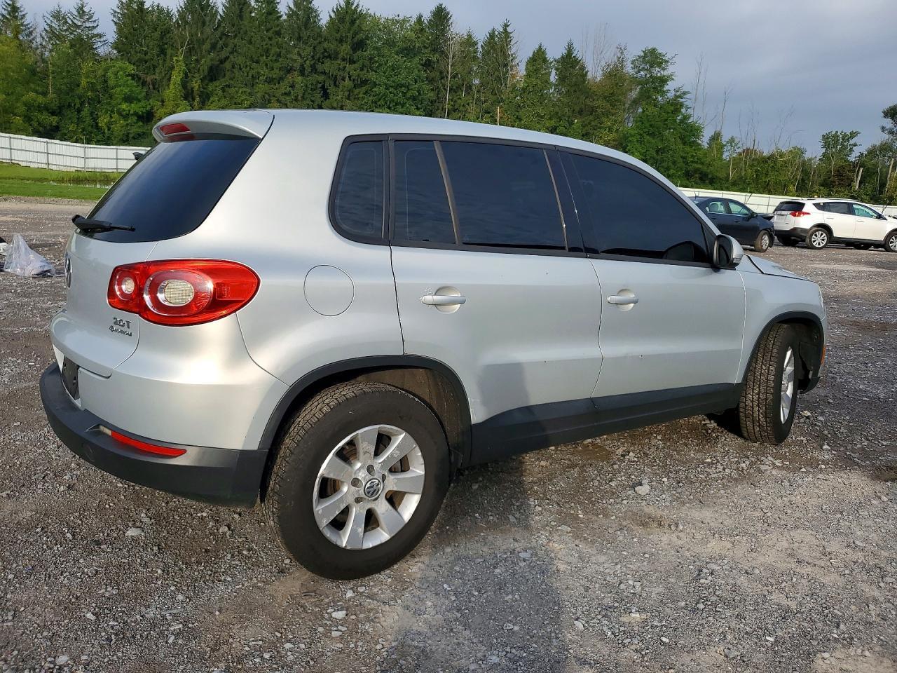 2010 Volkswagen Tiguan S - Image 3