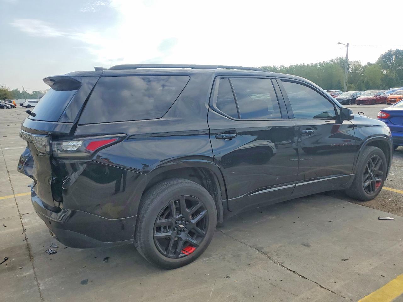 2021 Chevrolet Traverse Premier - Фото 3