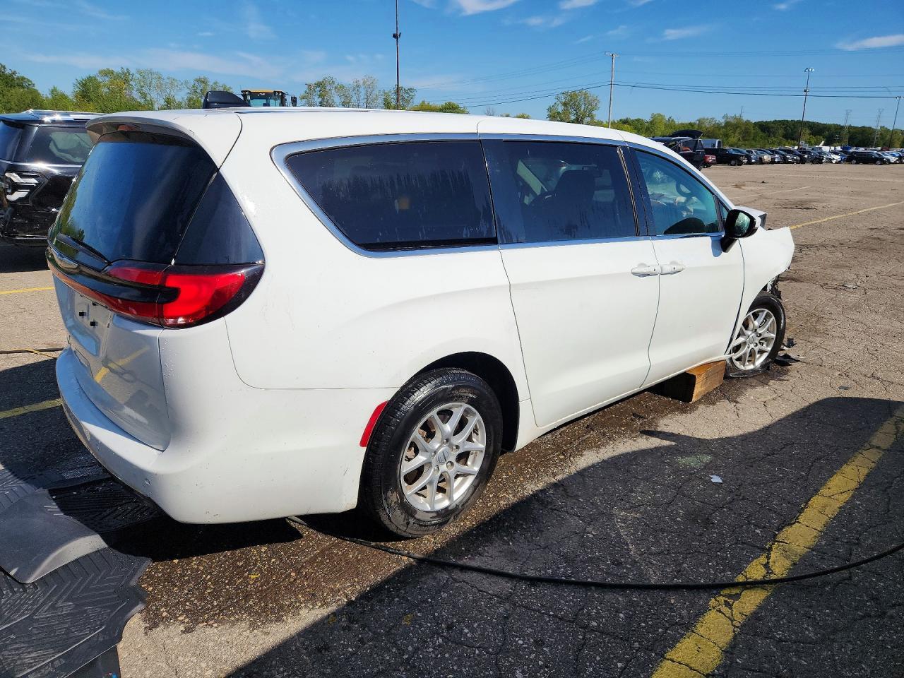 2023 Chrysler Pacifica Touring L - Фото 3