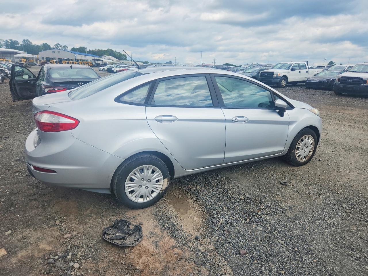 2015 Ford Fiesta S - Image 3