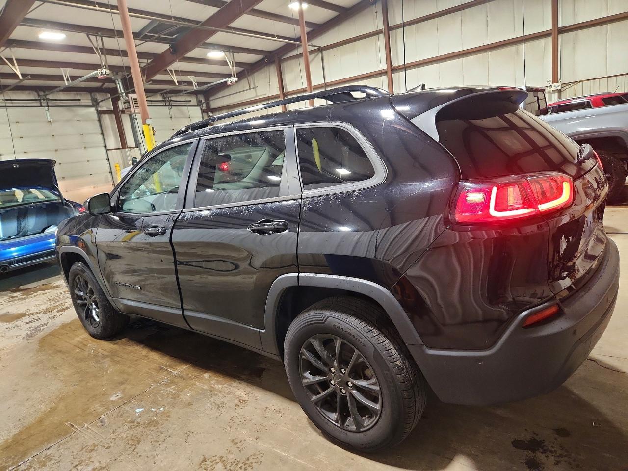 2023 Jeep Cherokee Altitude Lux - Image 2