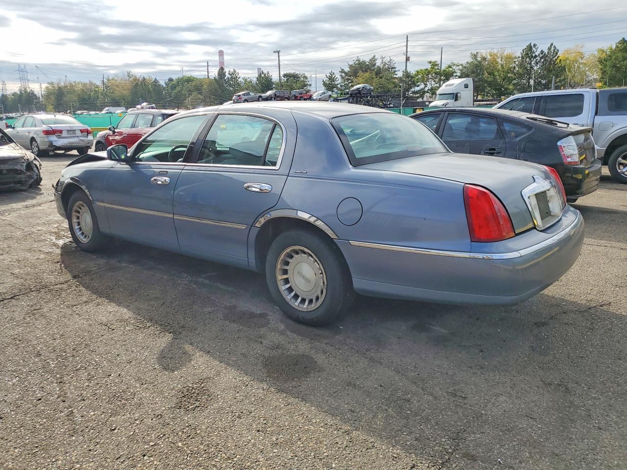 2000 Lincoln Town Car Executive - Фото 2