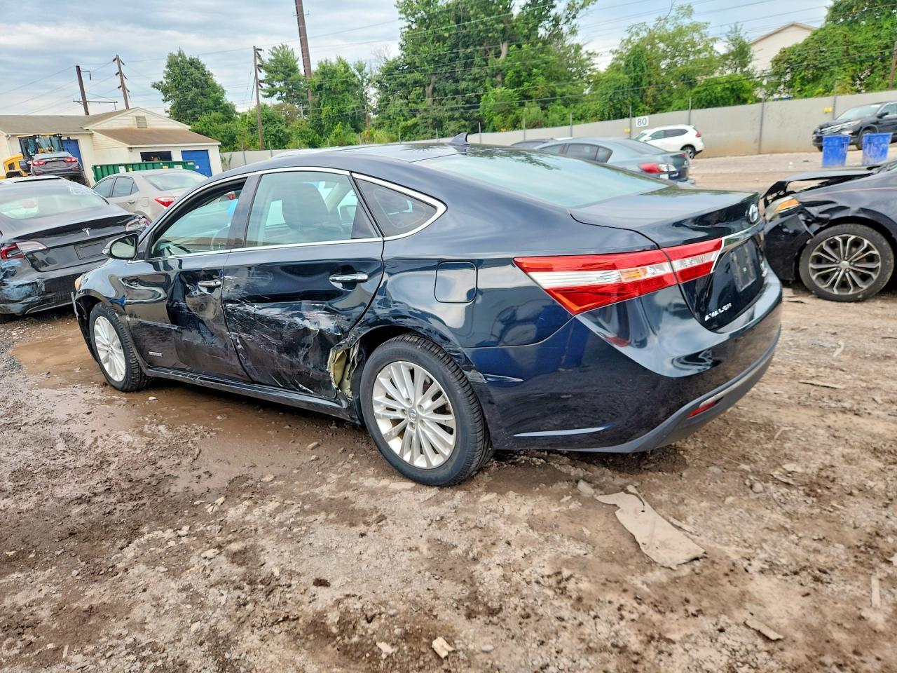 2015 Toyota Avalon Hybrid Limited - Image 2