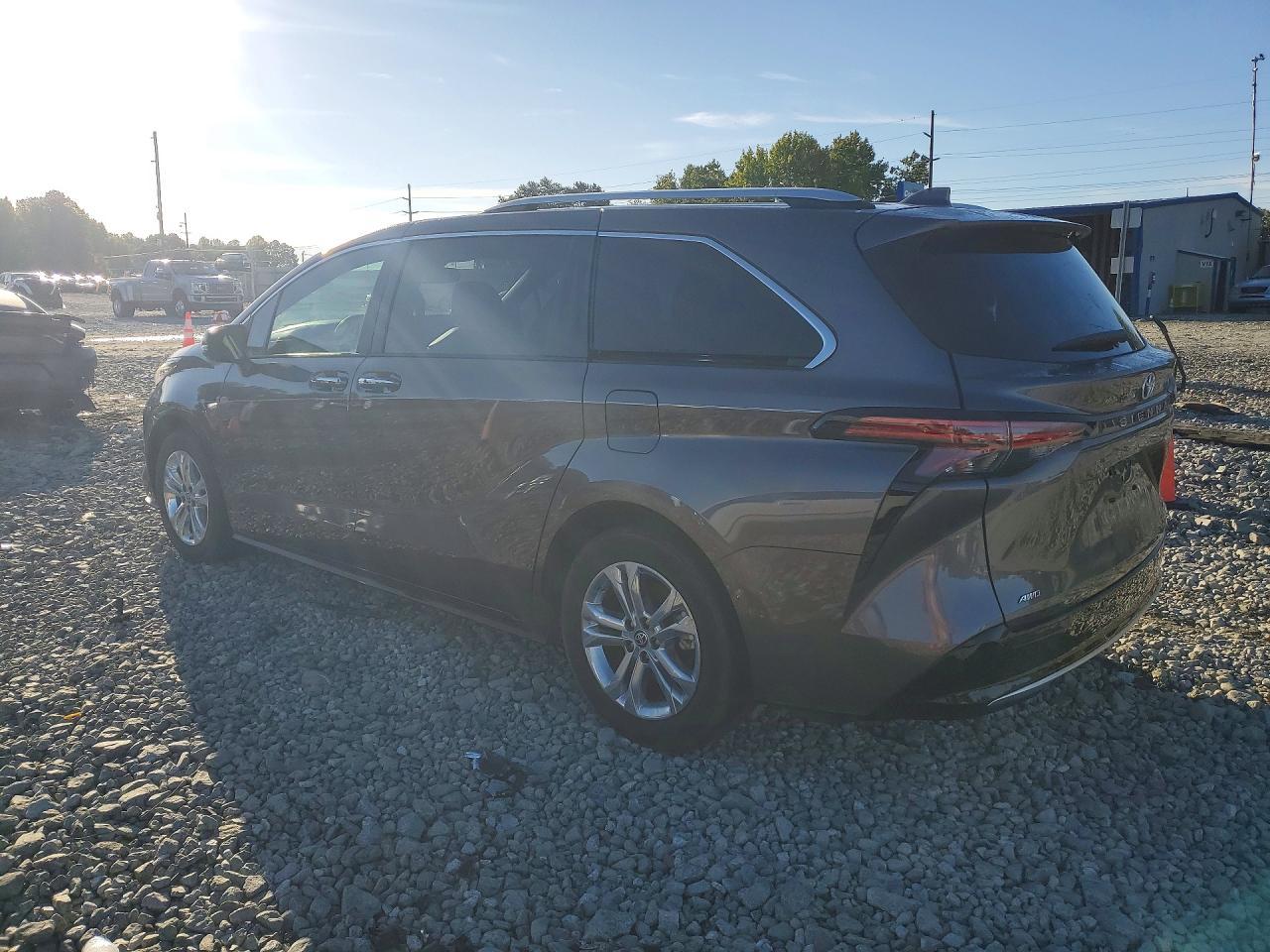 2023 Toyota Sienna Platinum 7-Passenger - Image 2