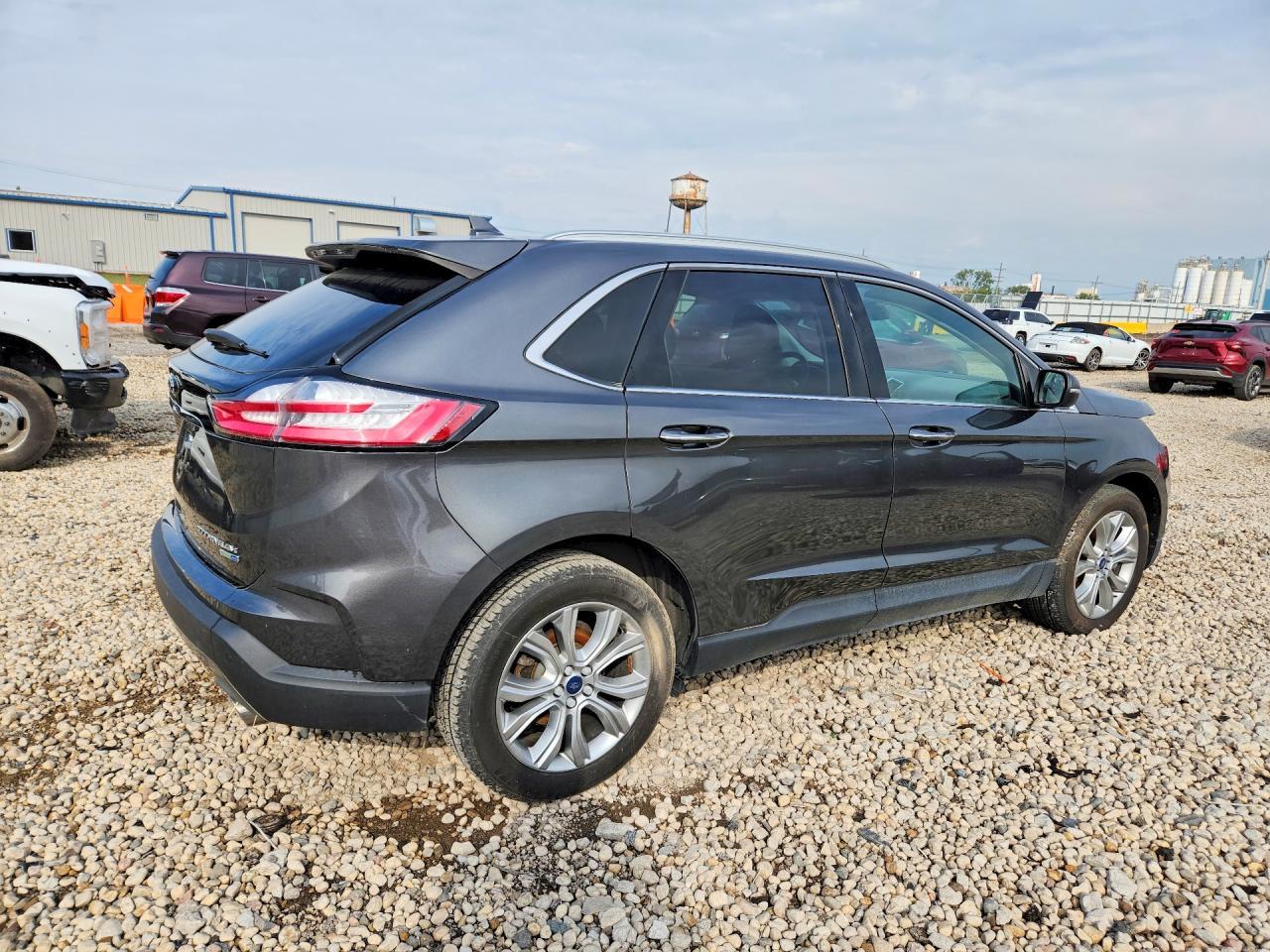 2019 Ford Edge Titanium - Image 3