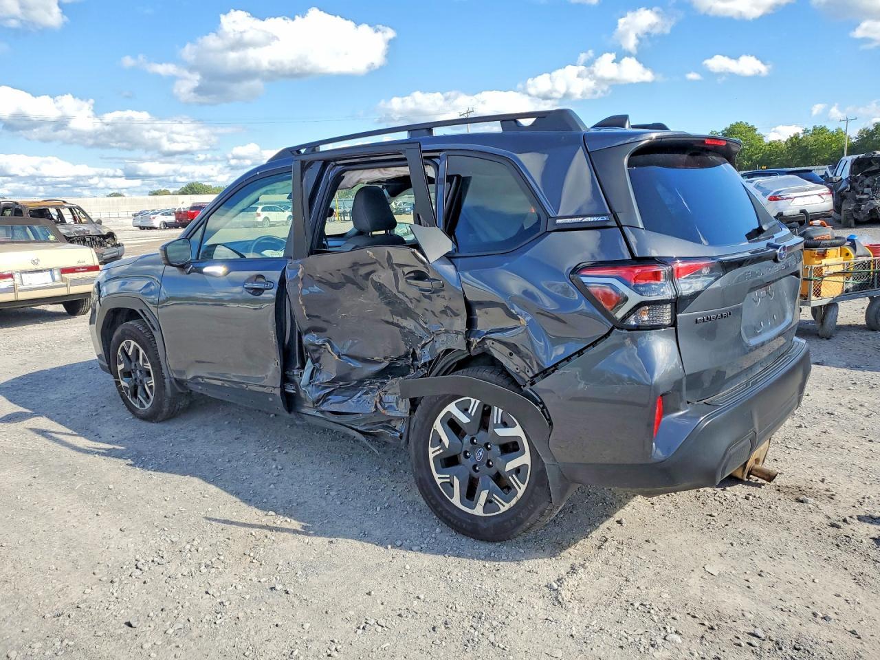 2025 Subaru Forester Premium - Фото 2