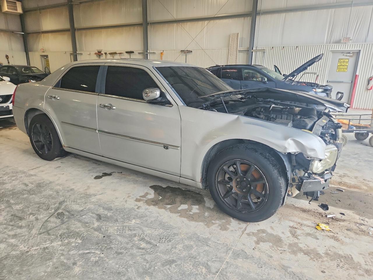 2010 Chrysler 300C - Фото 4