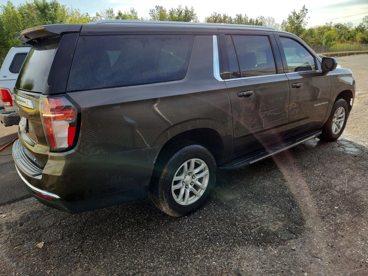 2021 Chevrolet Suburban C1500 Lt - Image 3