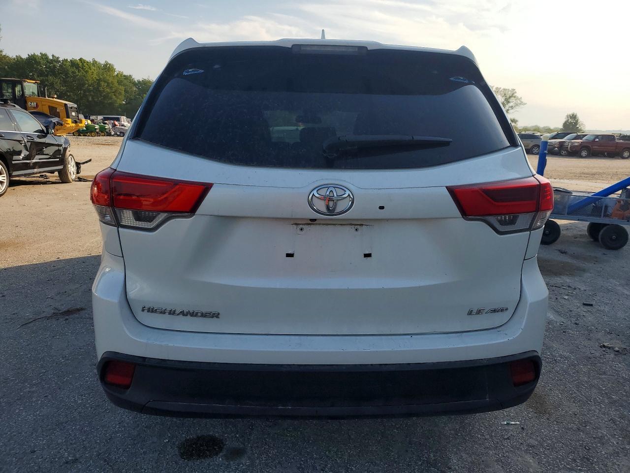 2017 Toyota Highlander Le Plus - Image 6