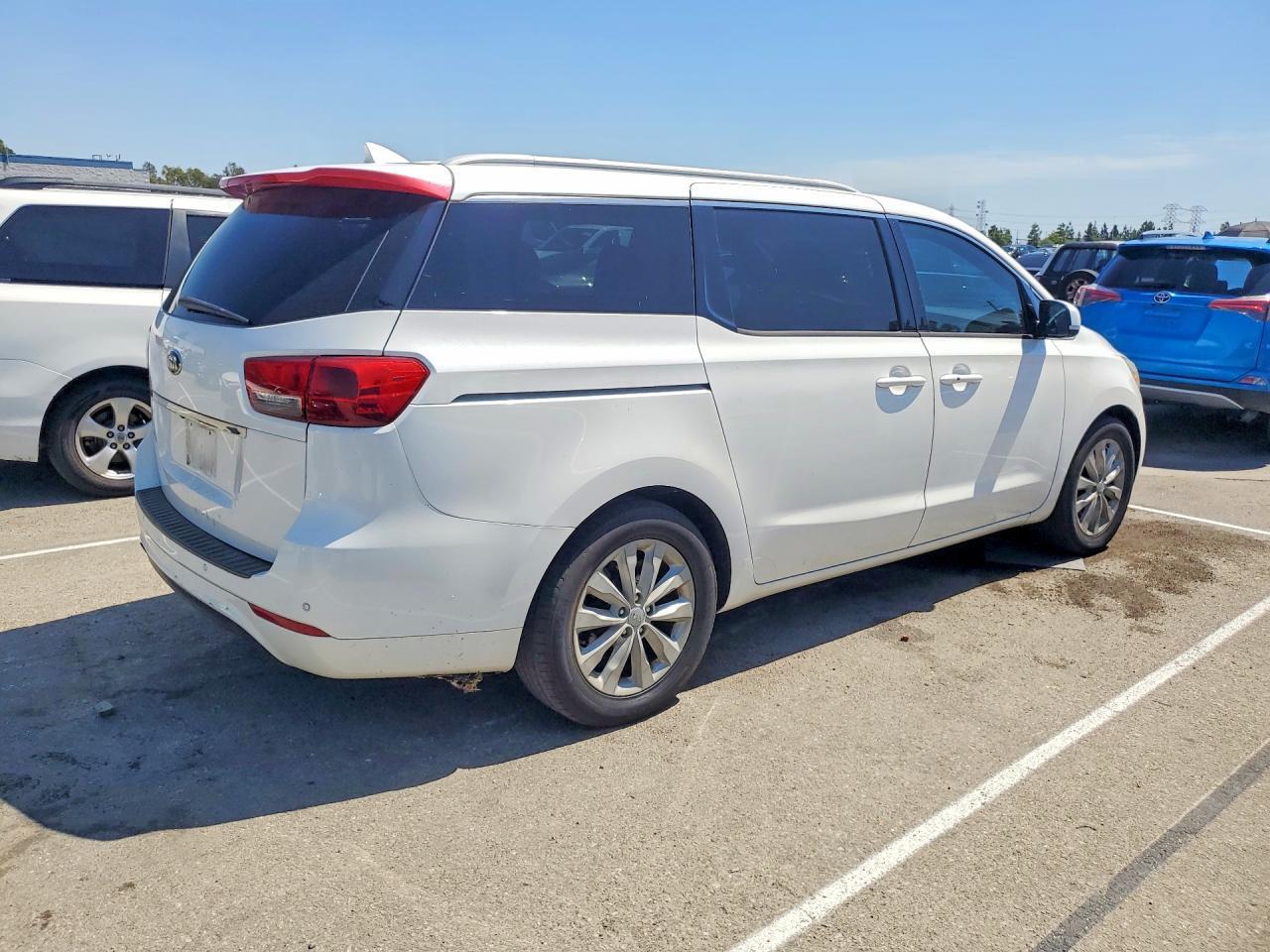 2015 Kia Sedona Ex - Image 3