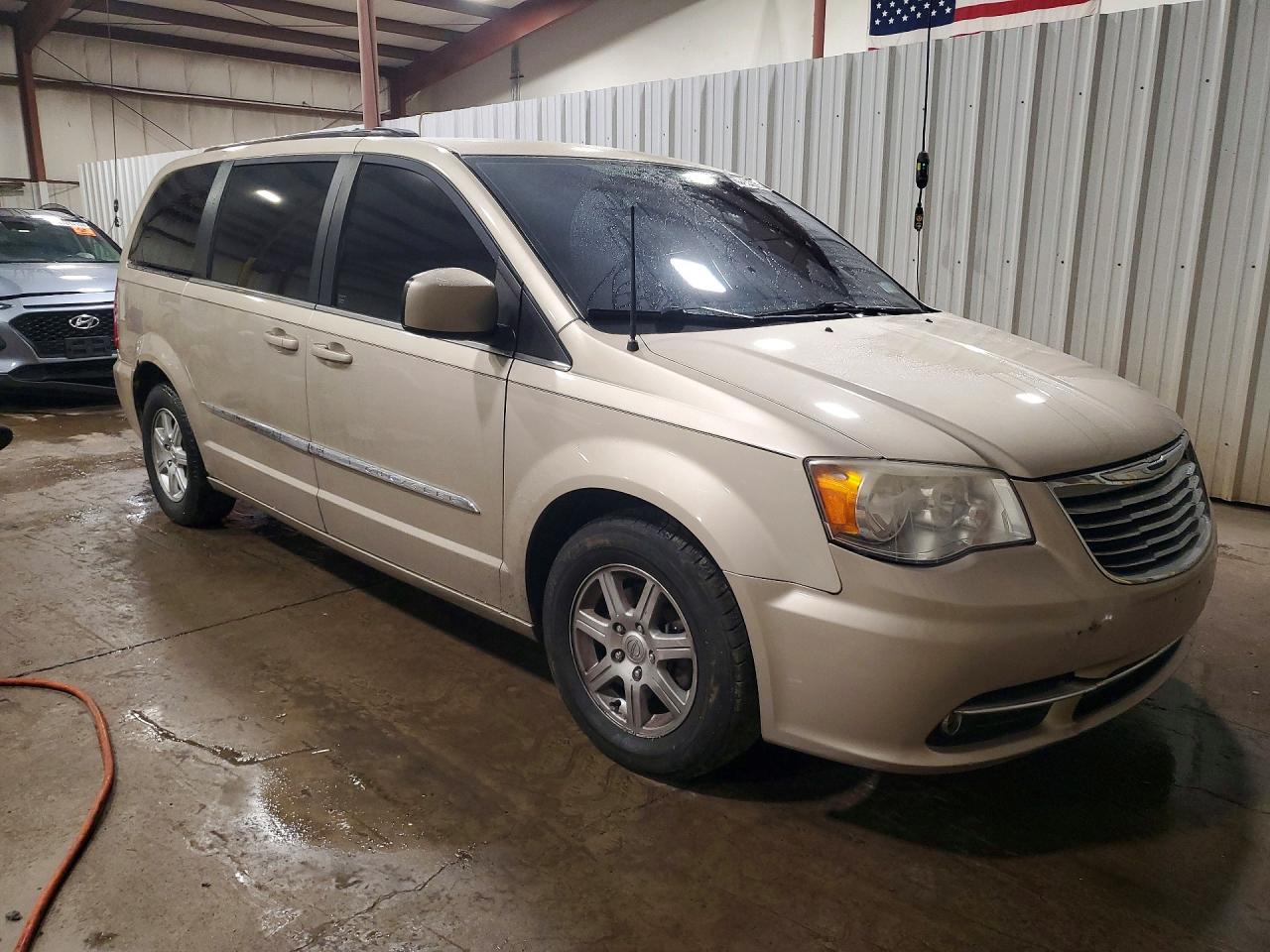 2013 Chrysler Town & Country Touring - Фото 4