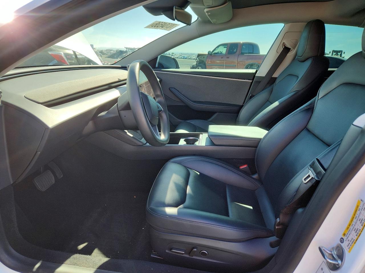 2025 Tesla Model 3 - Фото 7