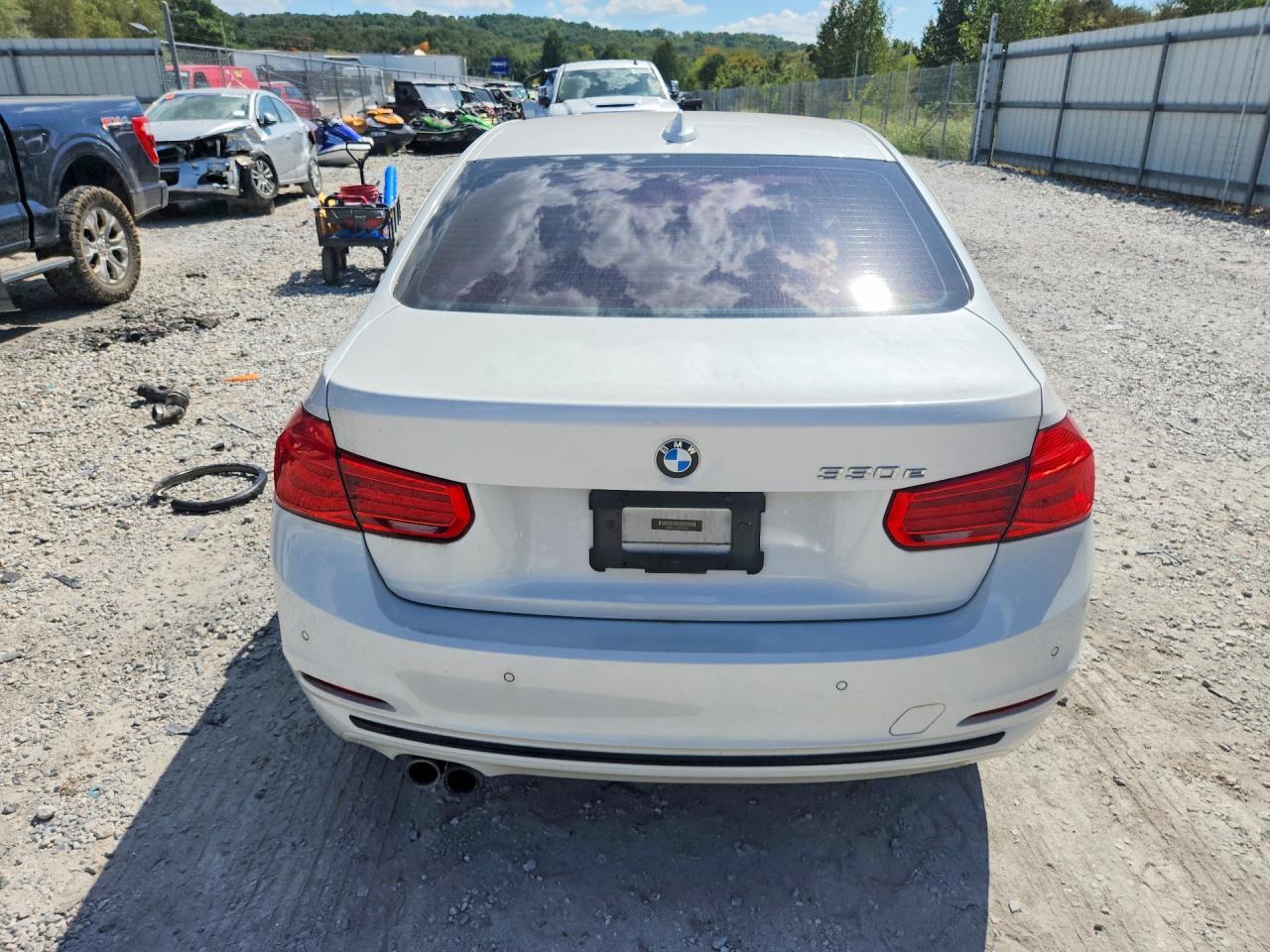 2017 BMW 330E - Фото 6