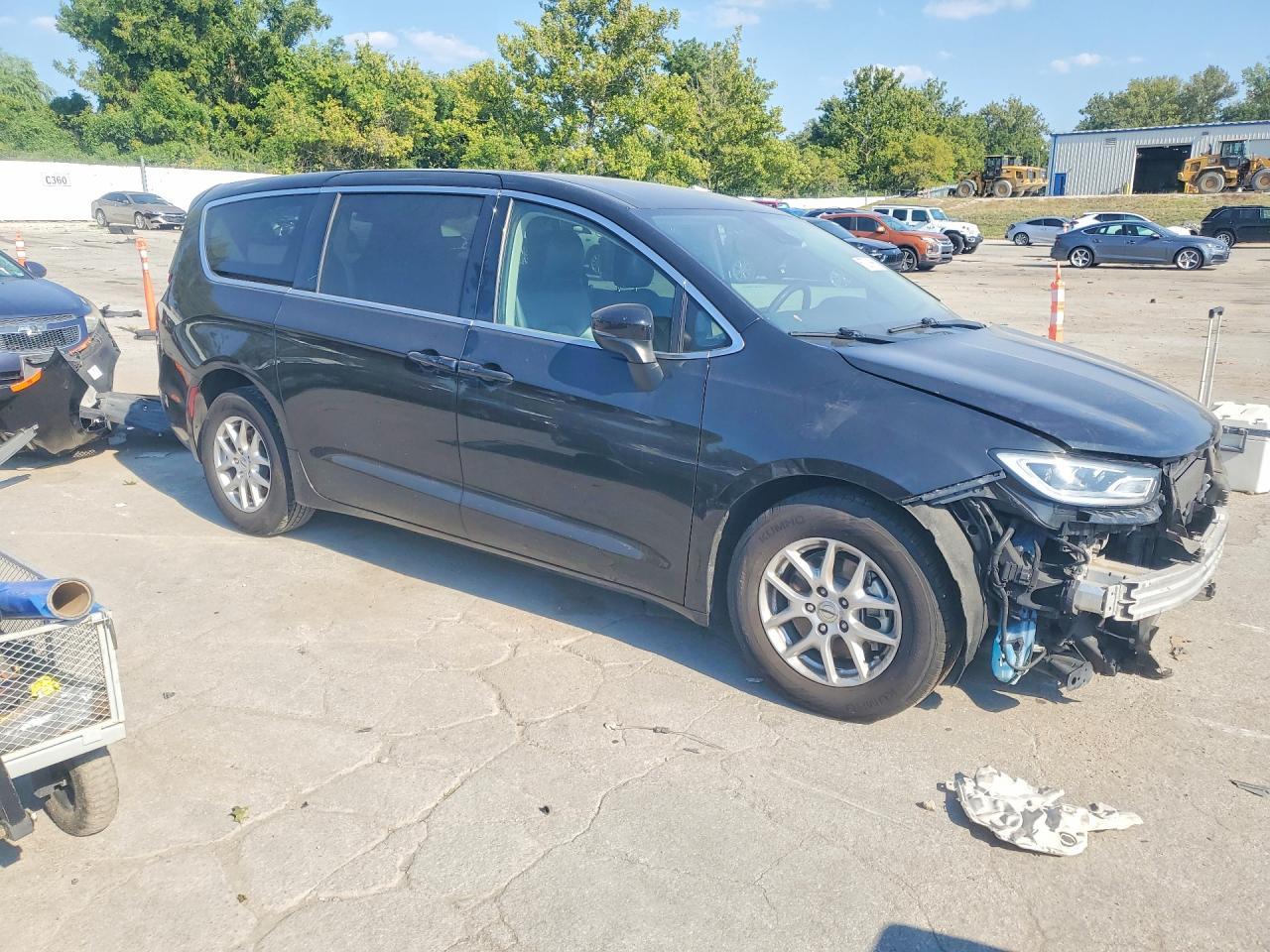2023 Chrysler Pacifica Touring L - Image 4