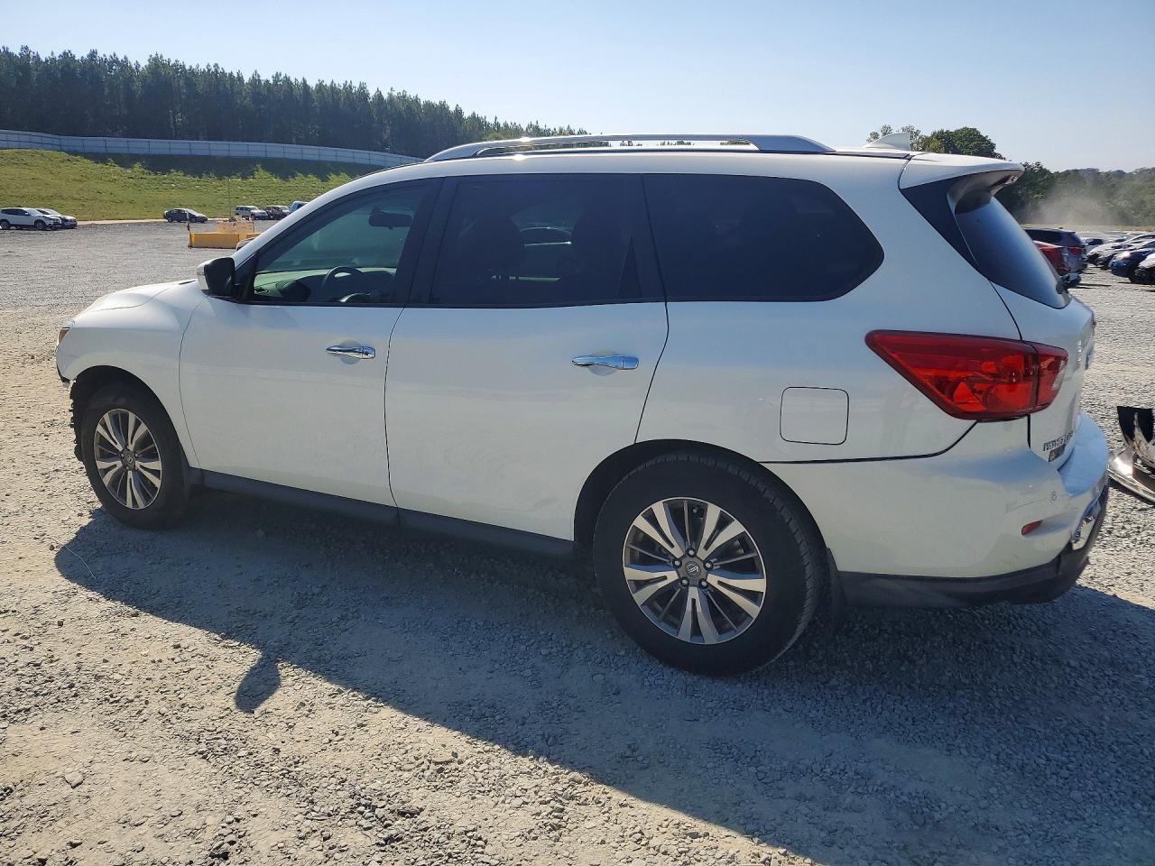 2019 Nissan Pathfinder S - Image 2
