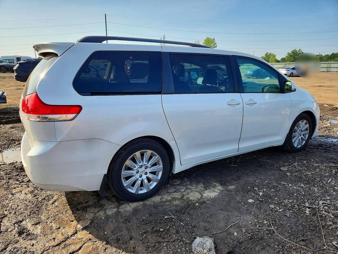 2011 Toyota Sienna Limited 7-Passenger - Фото 3
