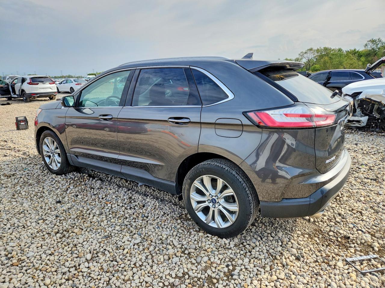 2019 Ford Edge Titanium - Image 2