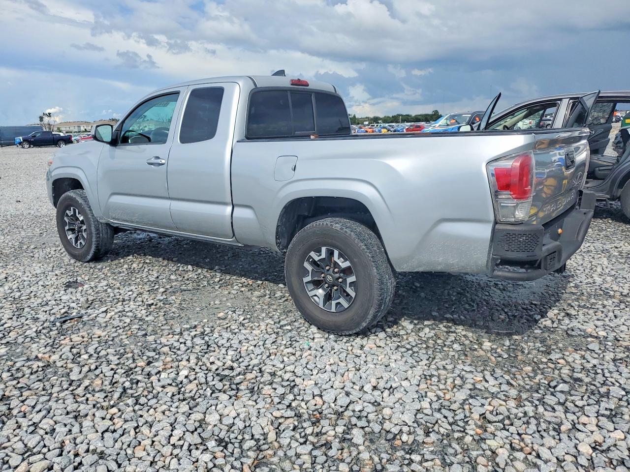 2016 Toyota Tacoma Sr5 V6 - Image 2