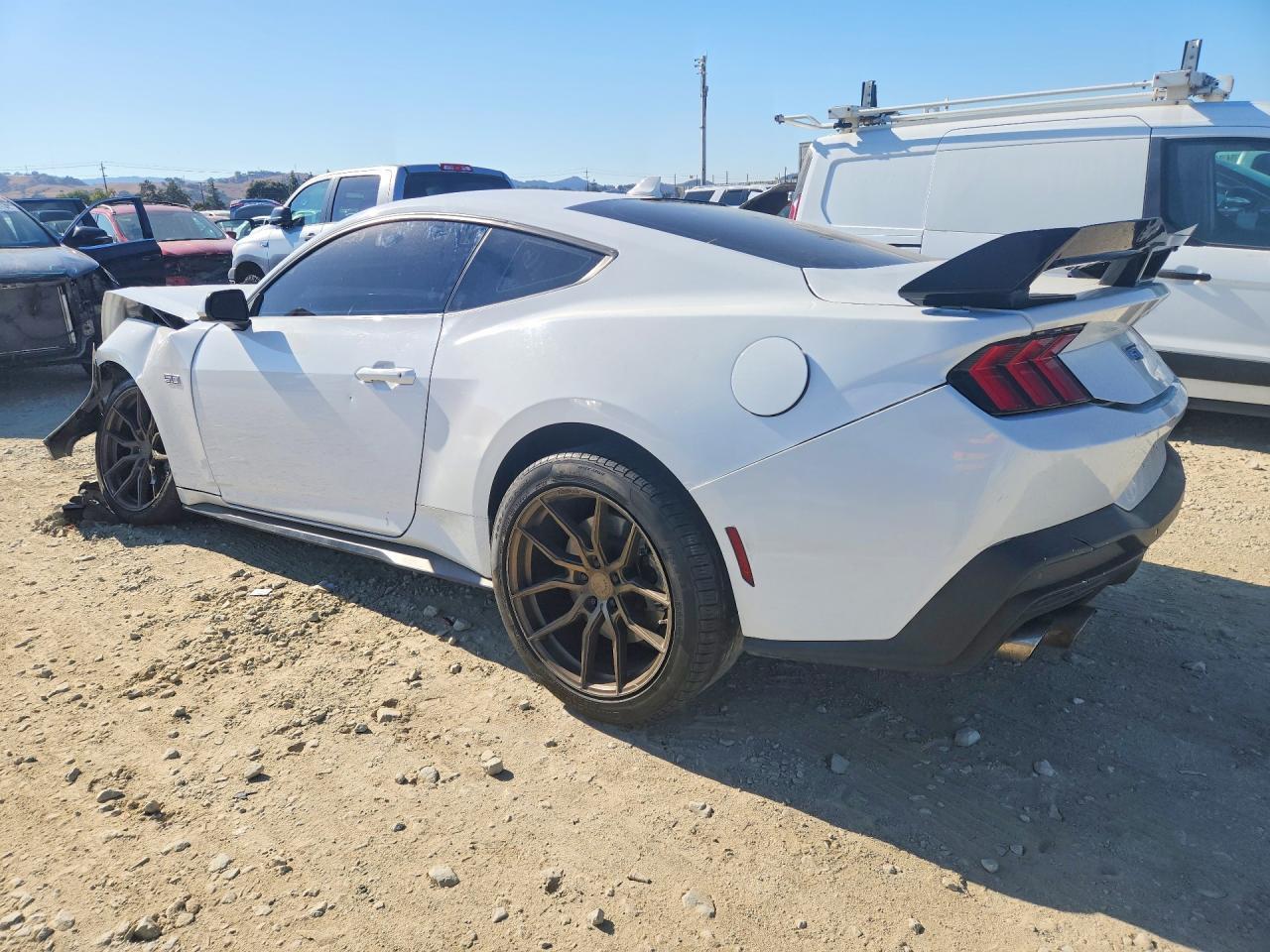 2024 Ford Mustang Gt - Фото 2