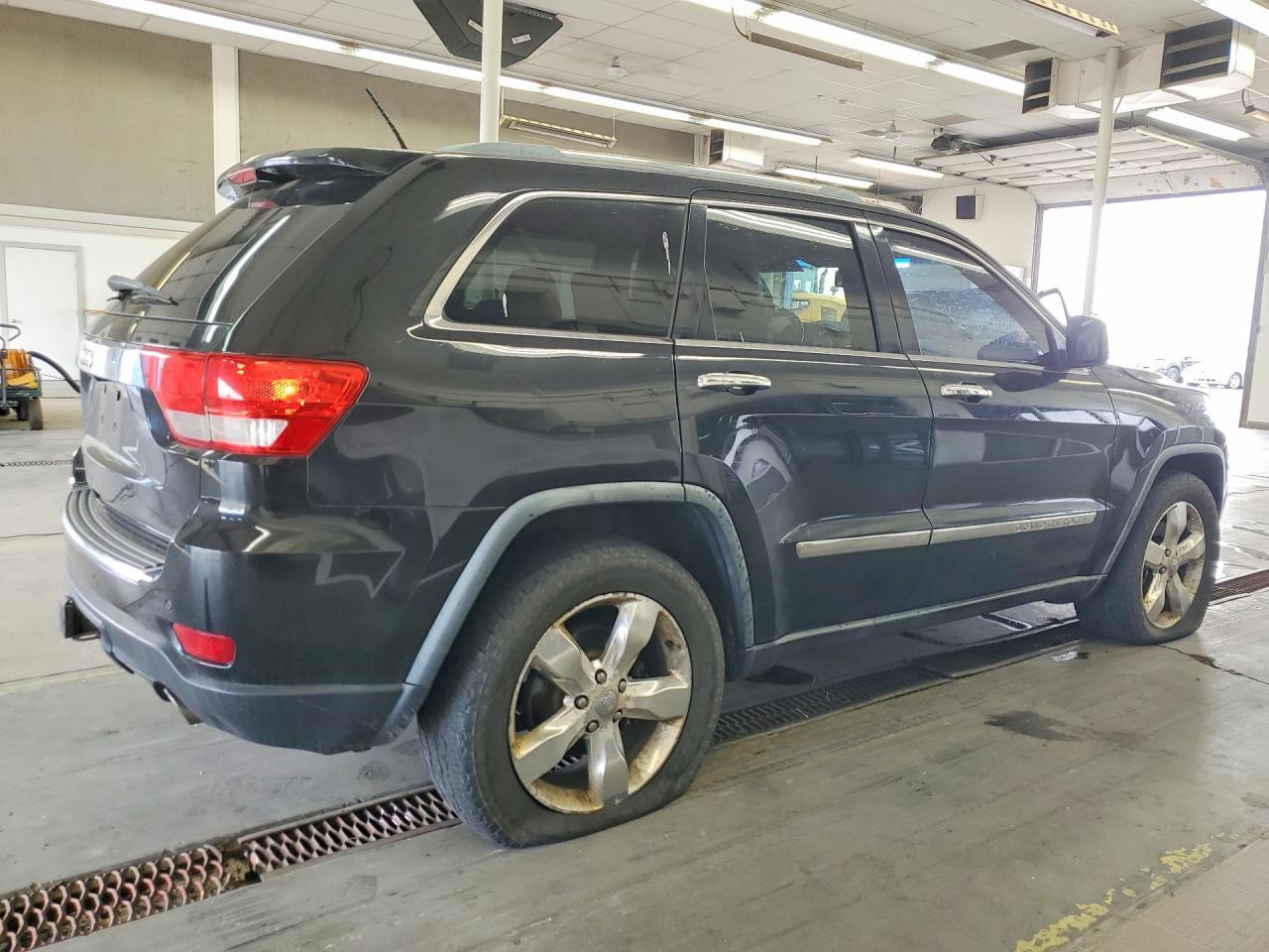 2012 Jeep Grand Cherokee Overland - Image 3