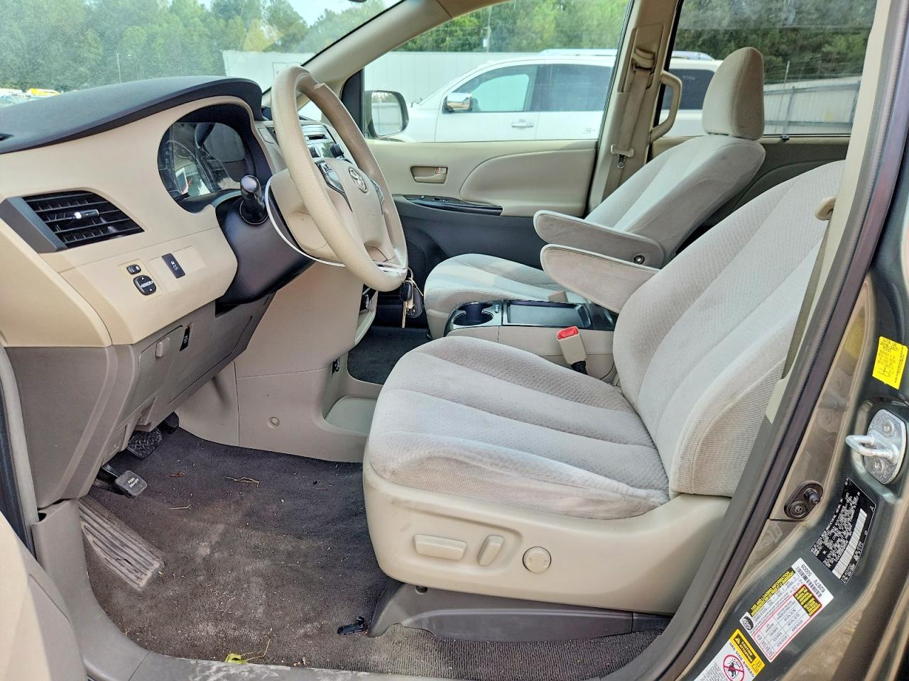 2011 Toyota Sienna Le - Image 7