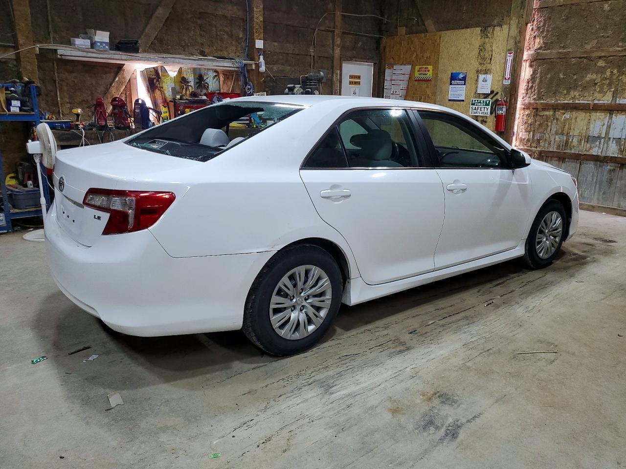 2014 Toyota Camry Le - Фото 3