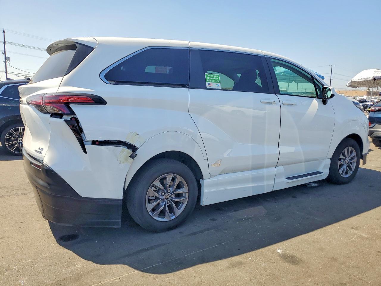 2022 Toyota Sienna Le - Фото 3