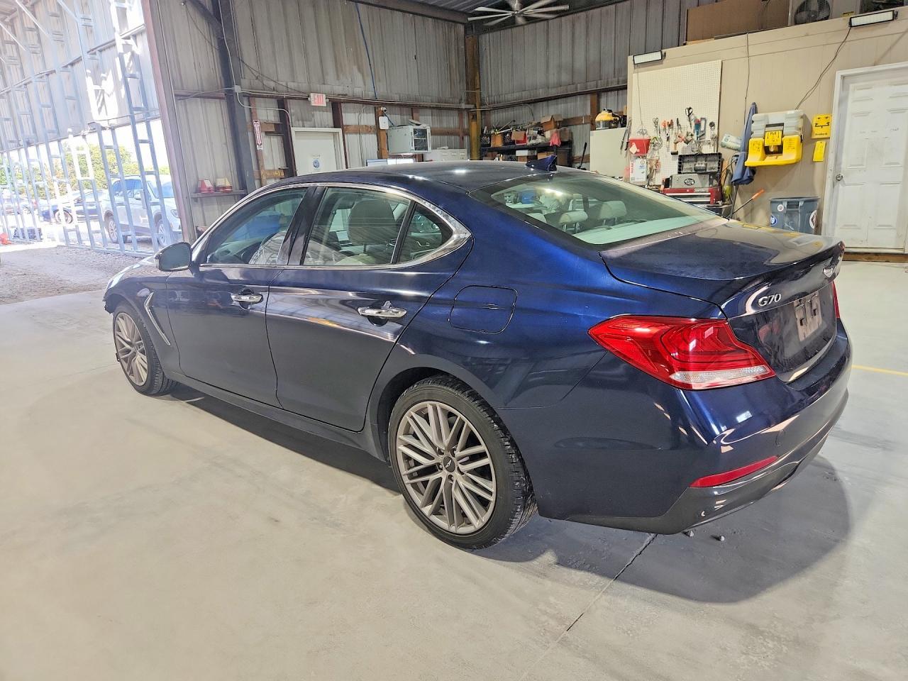 2020 Genesis G70 2.0T - Фото 2