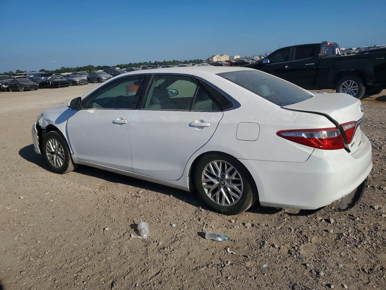 2017 Toyota Camry Le - Фото 2
