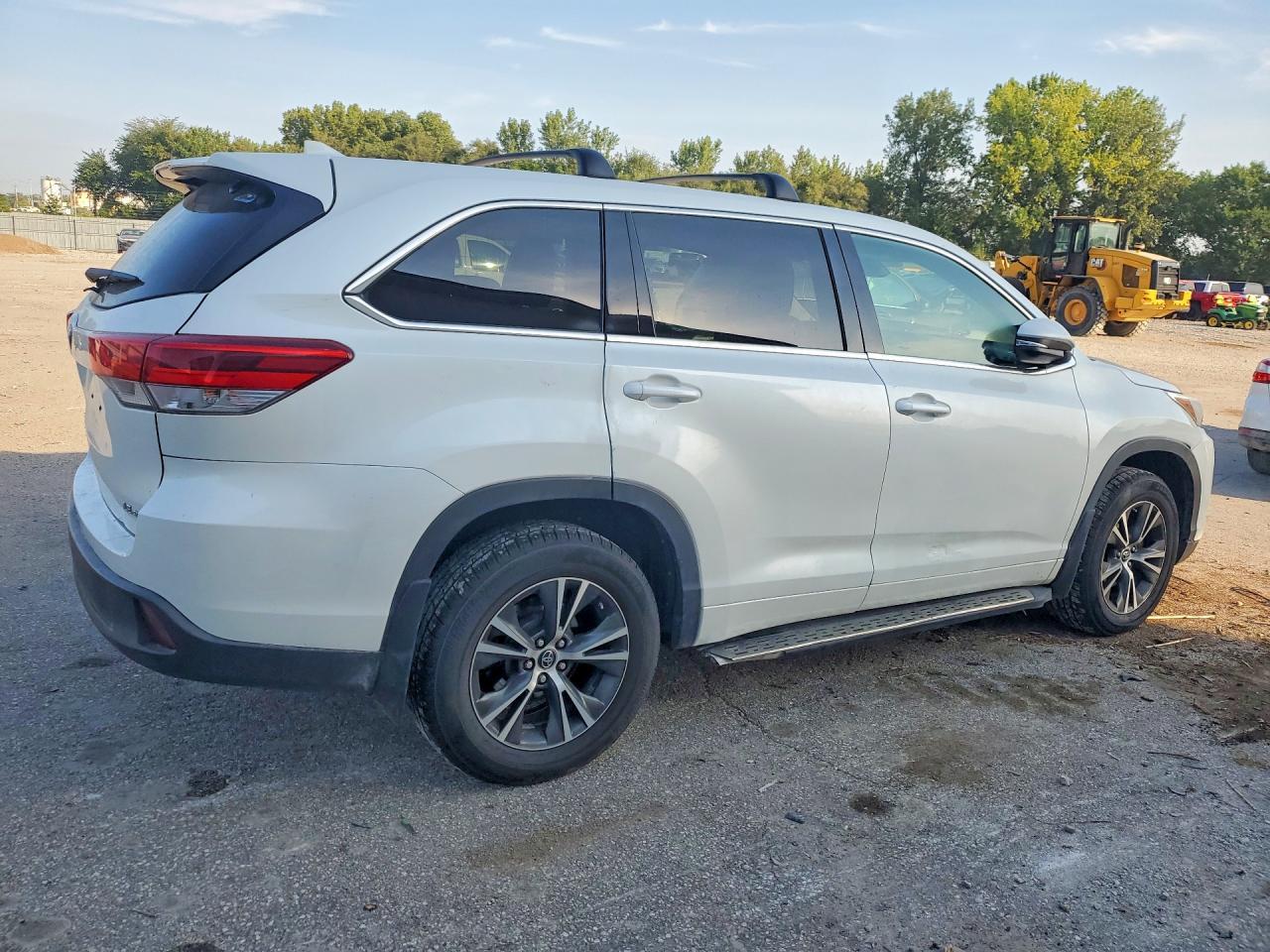 2017 Toyota Highlander Le Plus - Image 3