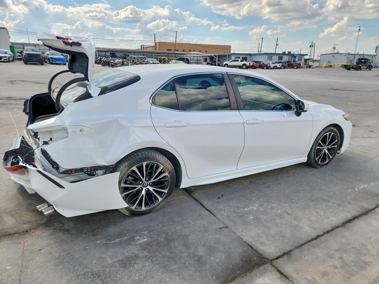 2018 Toyota Camry Se - Фото 3