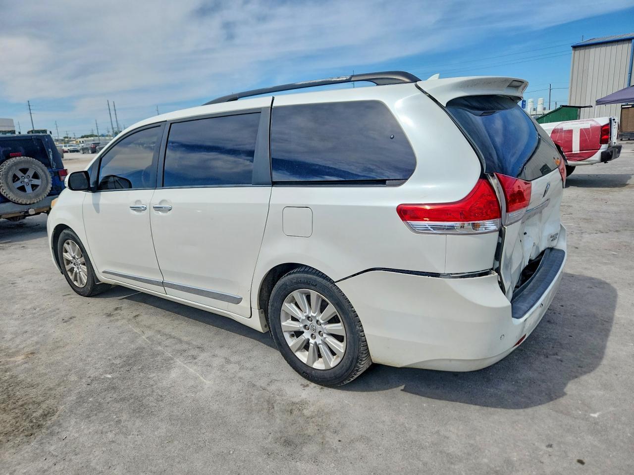 2013 Toyota Sienna Limited 7-Passenger - Фото 2