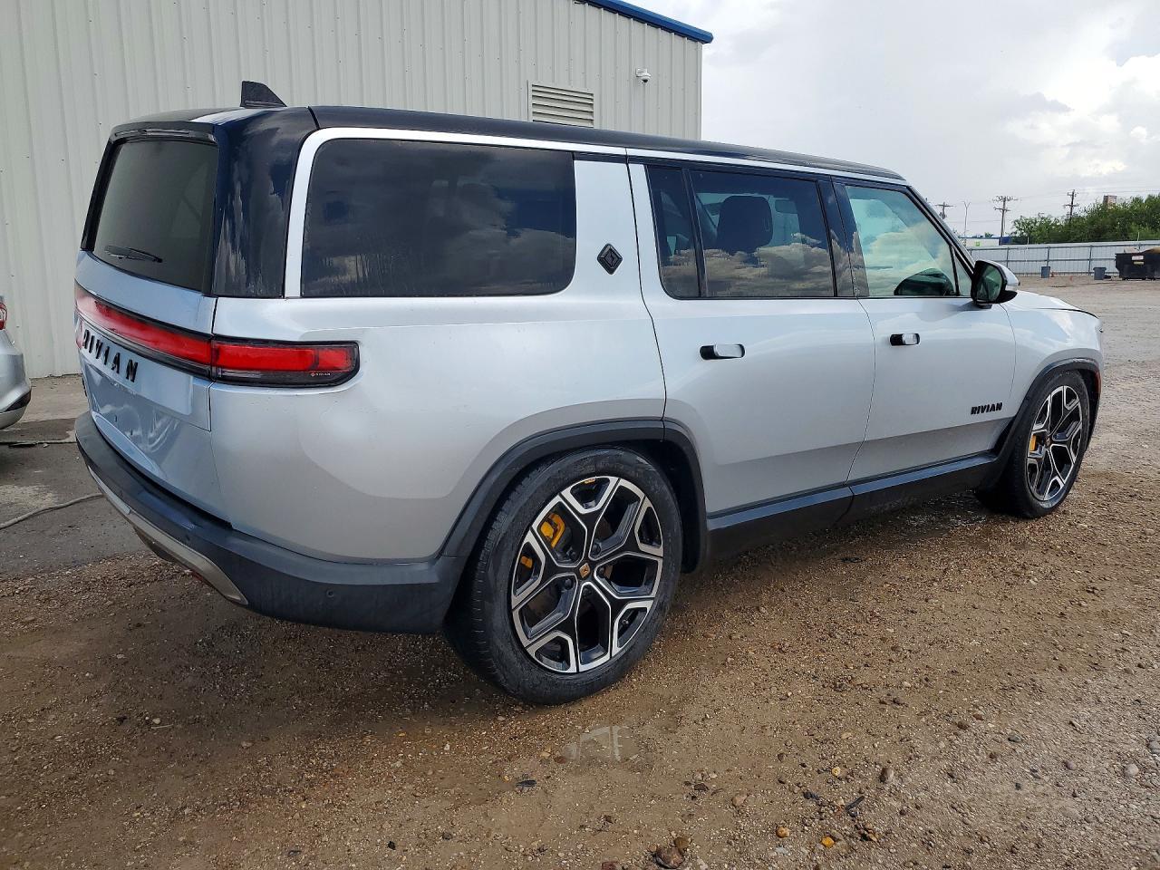 2023 Rivian R1S Adventure - Фото 3