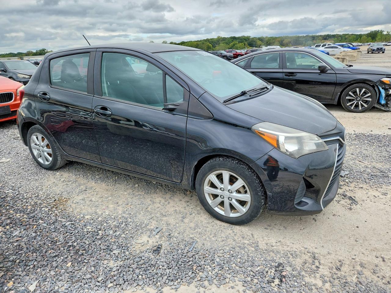 2016 Toyota Yaris 5-Door Le - Image 4