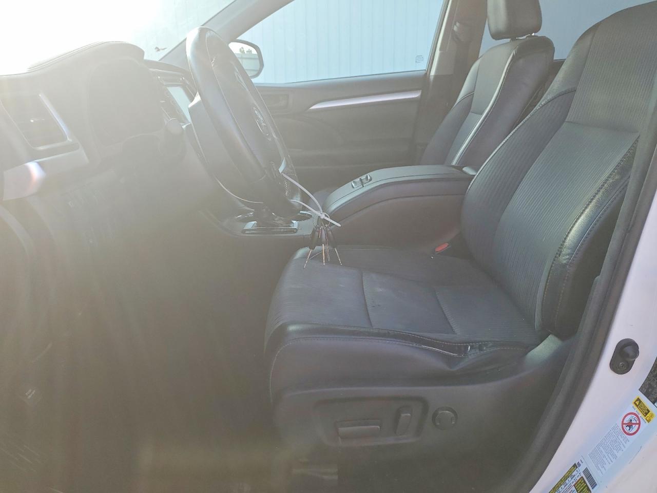 2017 Toyota Highlander Le Plus - Image 7