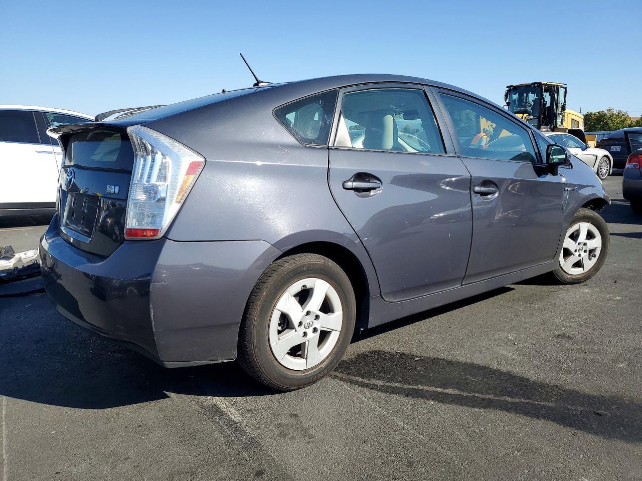 2011 Toyota Prius Three - Image 3
