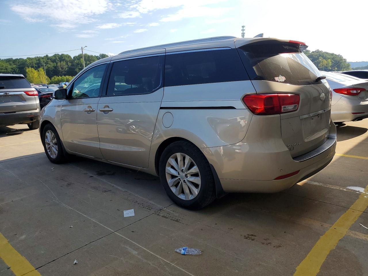 2017 Kia Sedona Ex - Image 2