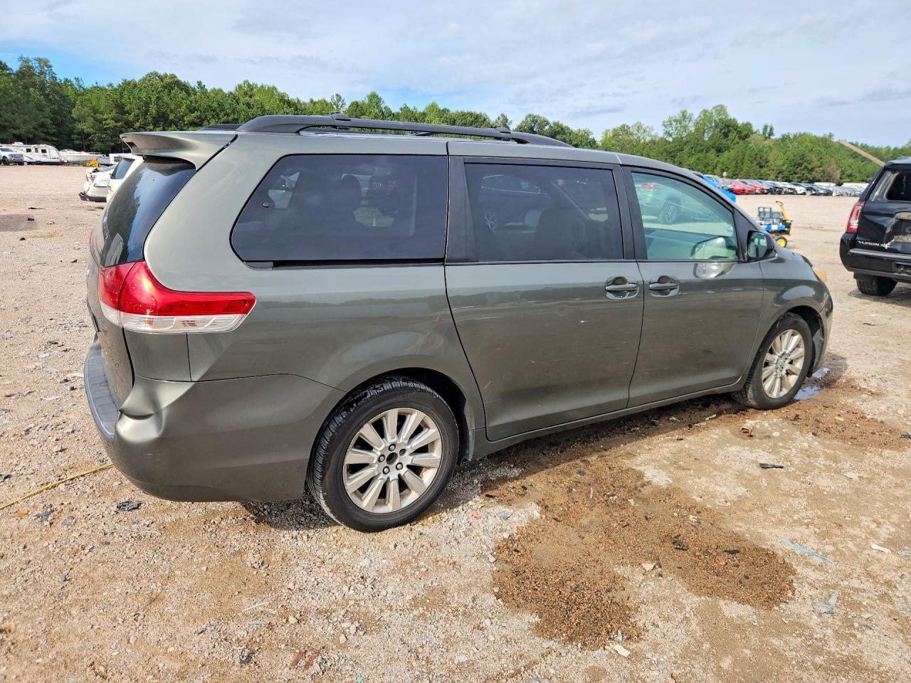 2011 Toyota Sienna Le - Image 3