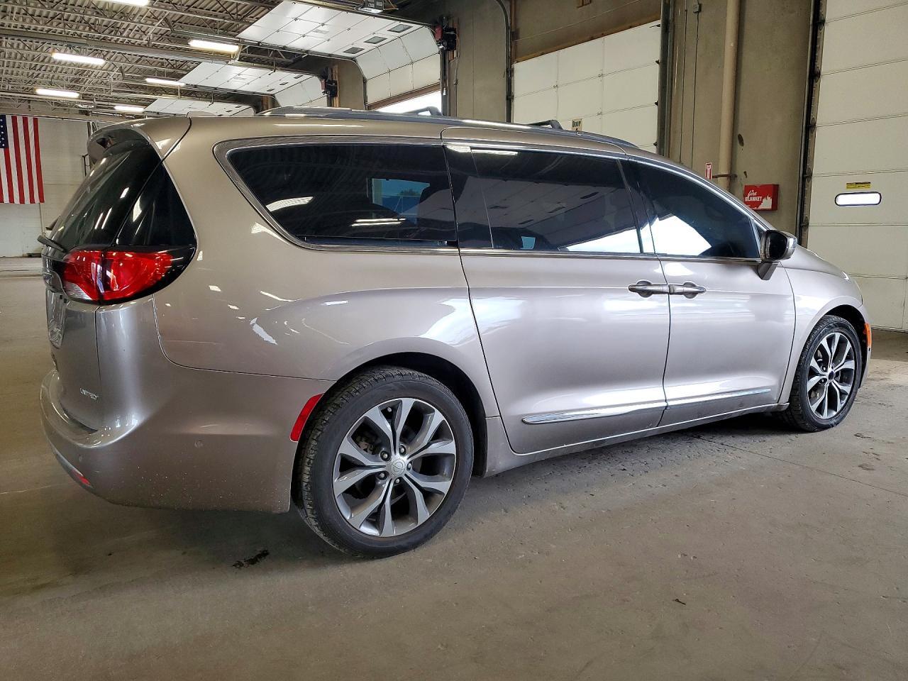 2017 Chrysler Pacifica Limited - Image 3