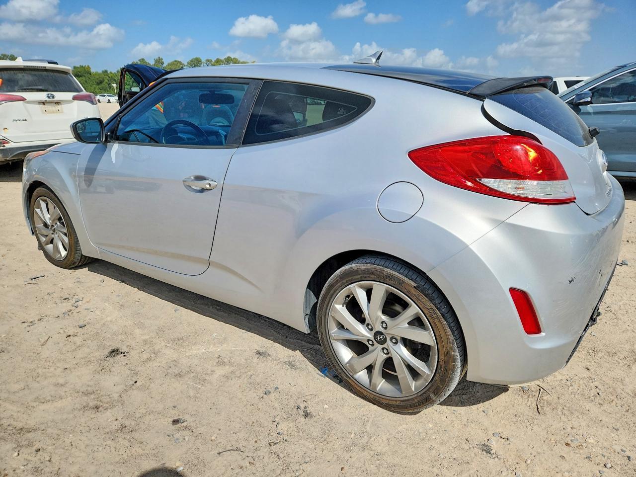 2017 Hyundai Veloster Base - Фото 2