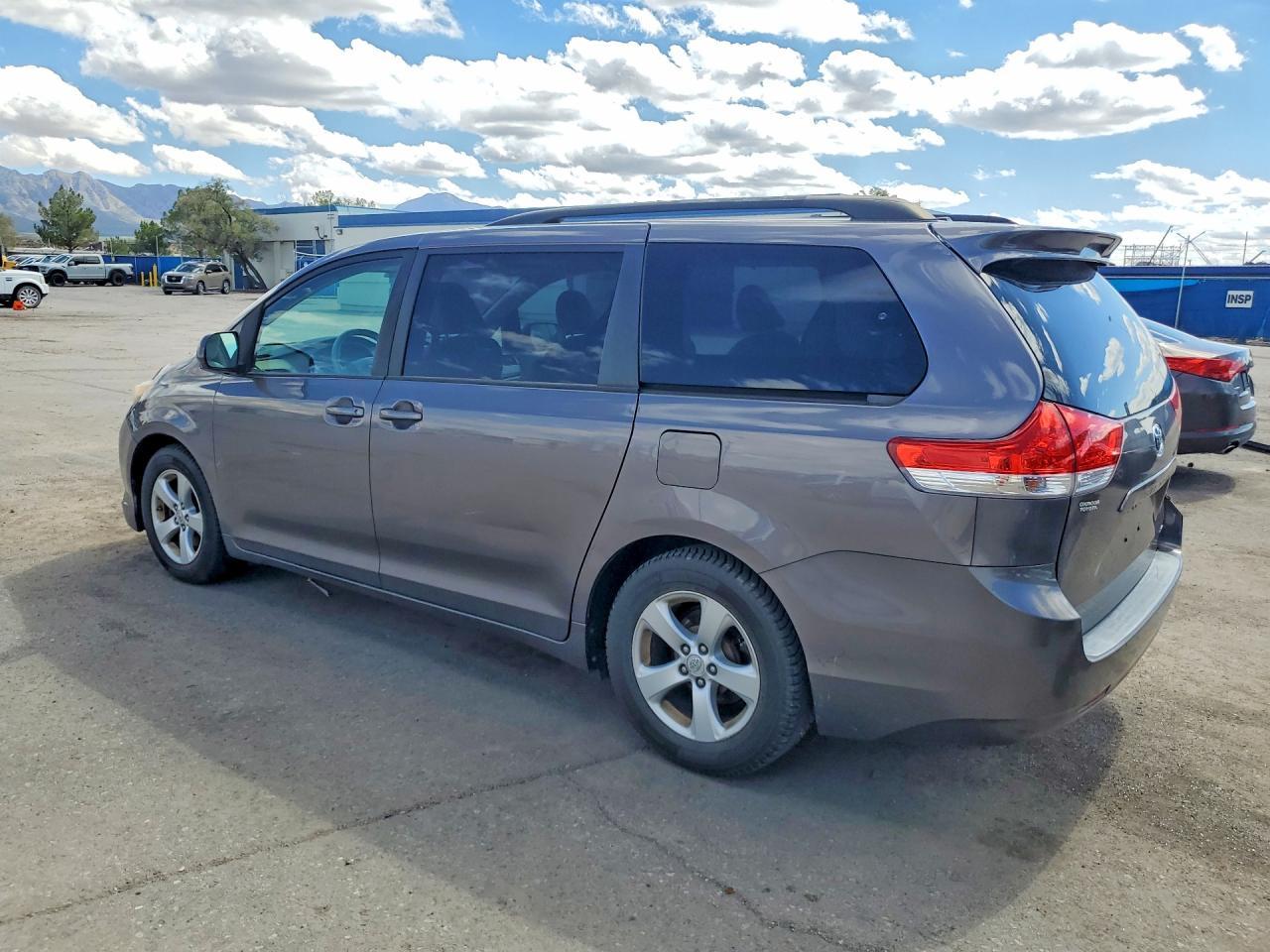 2011 Toyota Sienna Le - Image 2