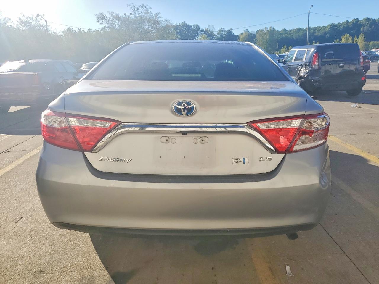 2015 Toyota Camry Hybrid Le - Image 6