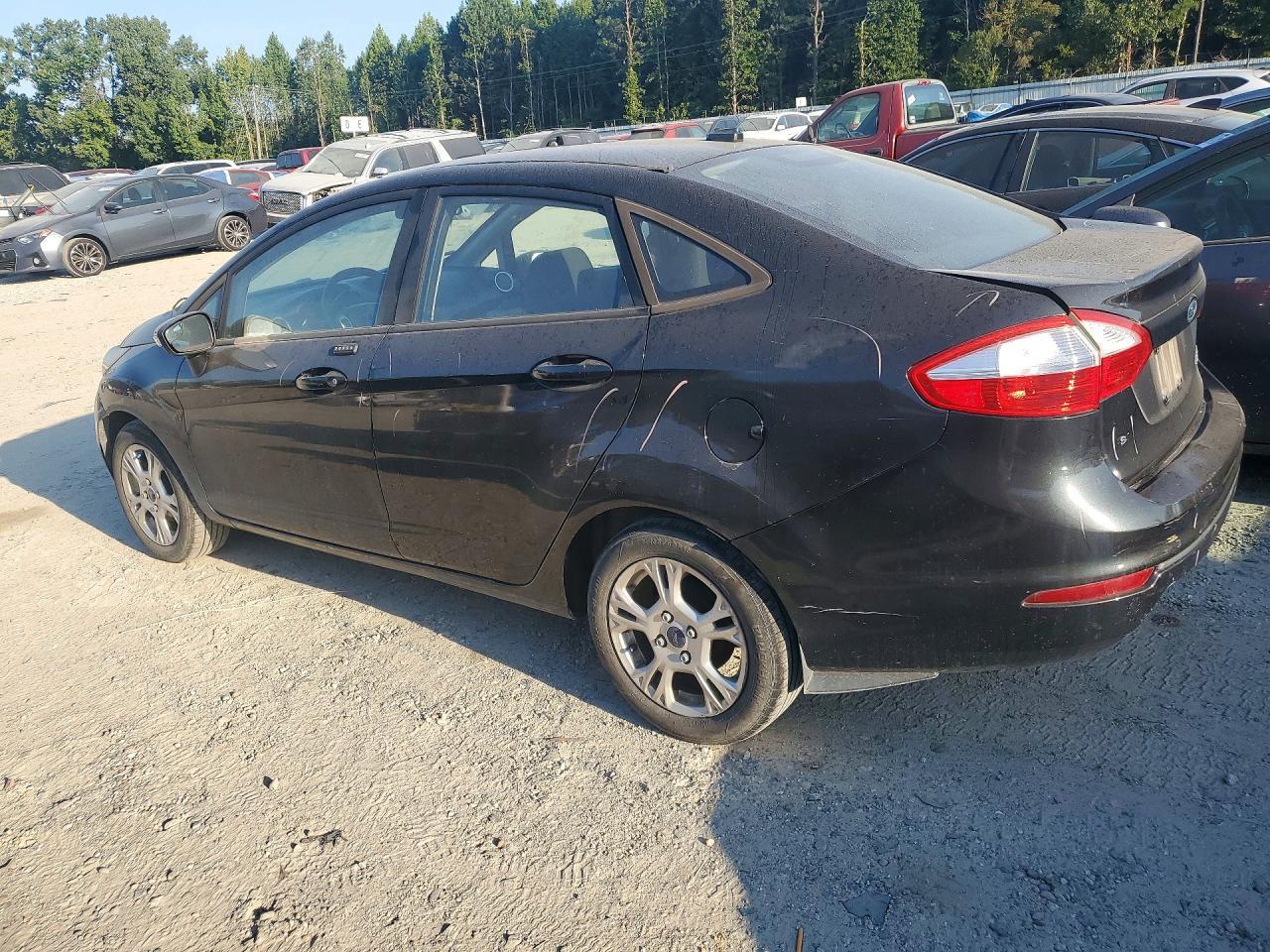 2015 Ford Fiesta Se - Фото 2