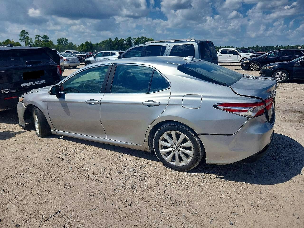 2019 Toyota Camry Le - Фото 2