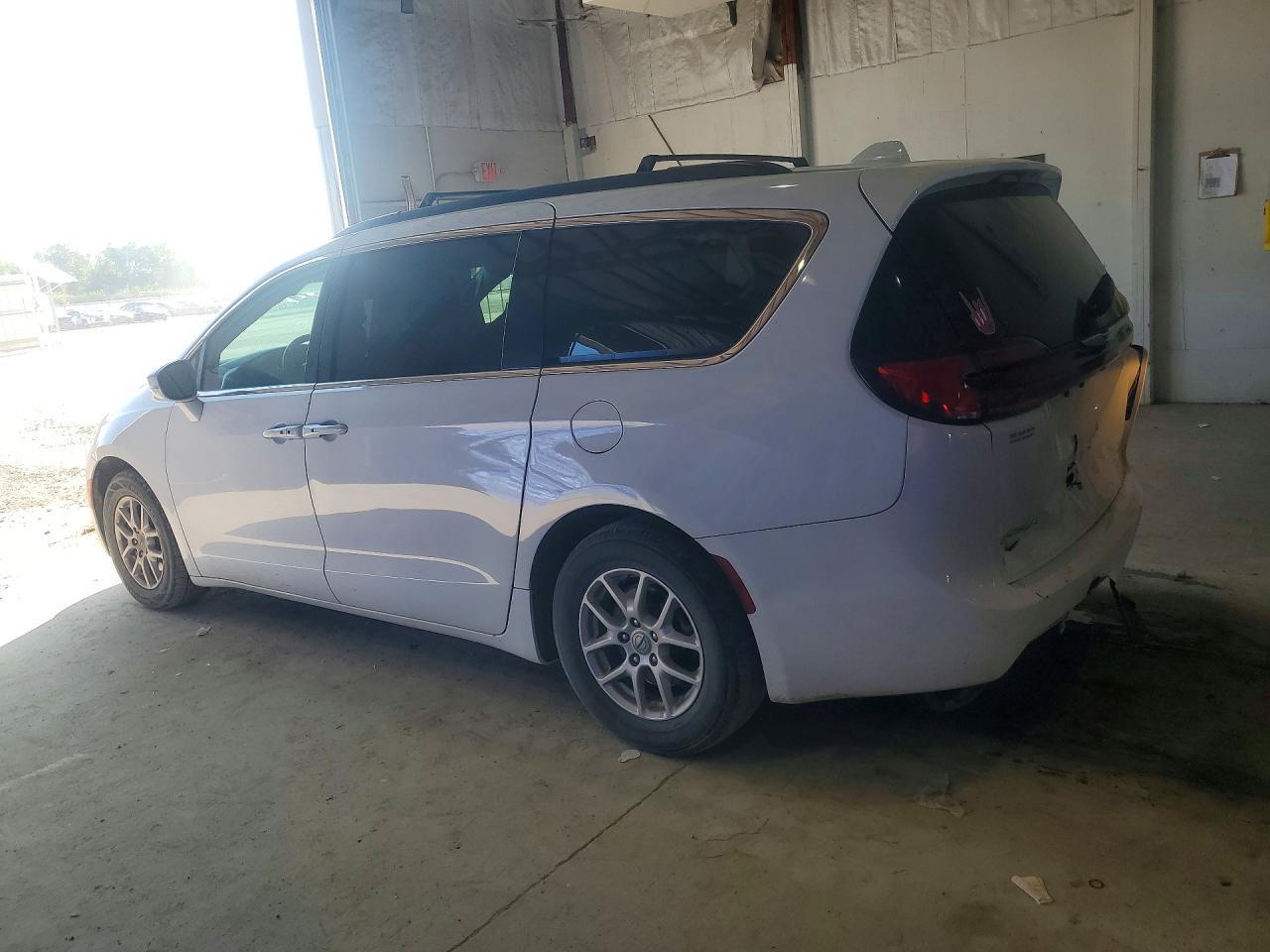 2022 Chrysler Pacifica Touring L - Image 2
