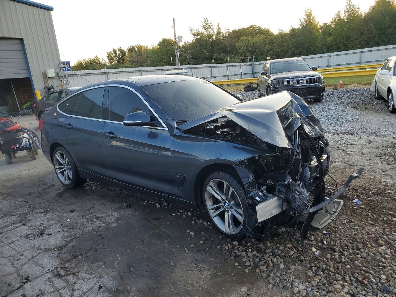2017 BMW 330 - Фото 4
