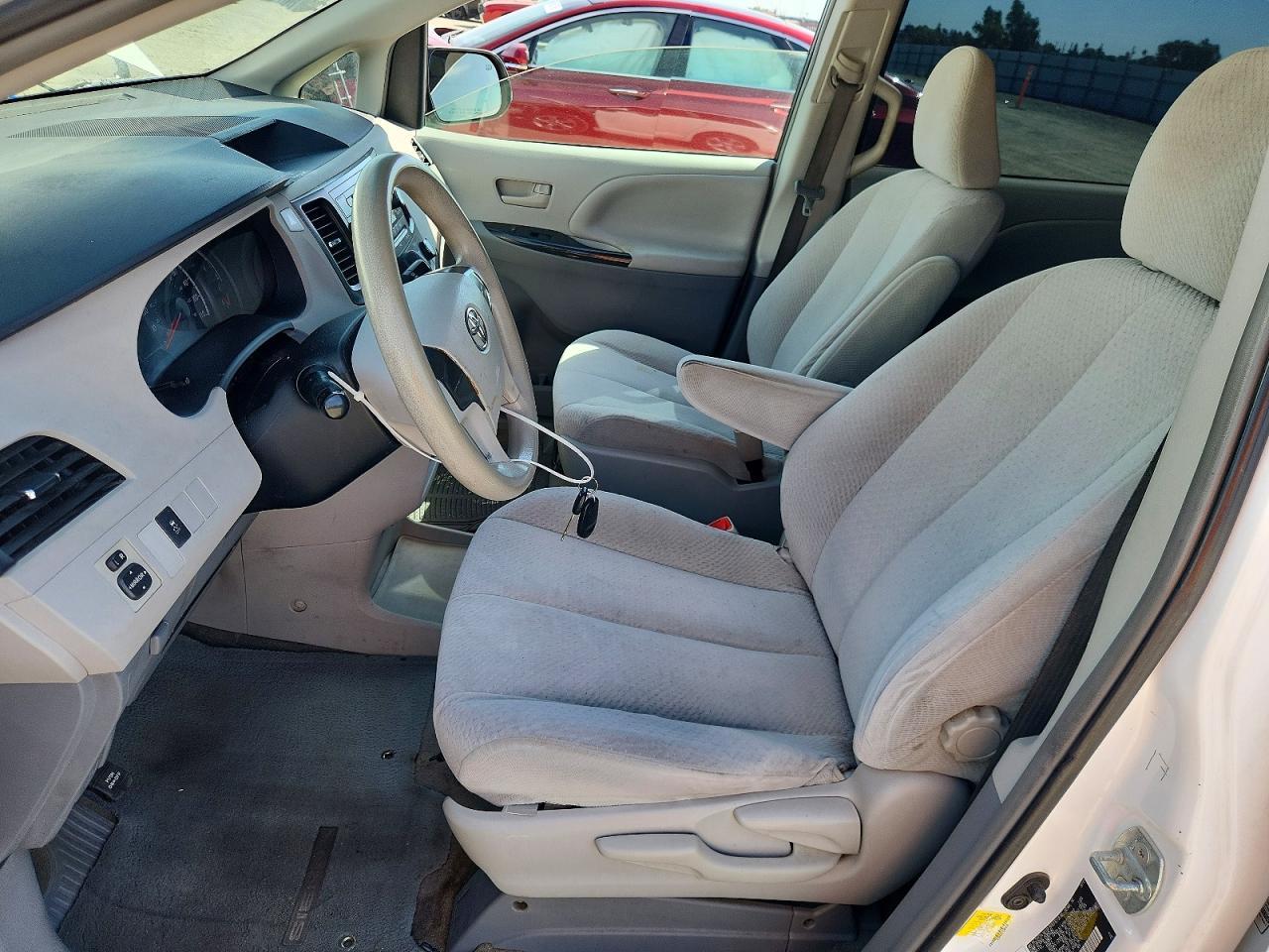 2012 Toyota Sienna Le 8-Passenger - Фото 7