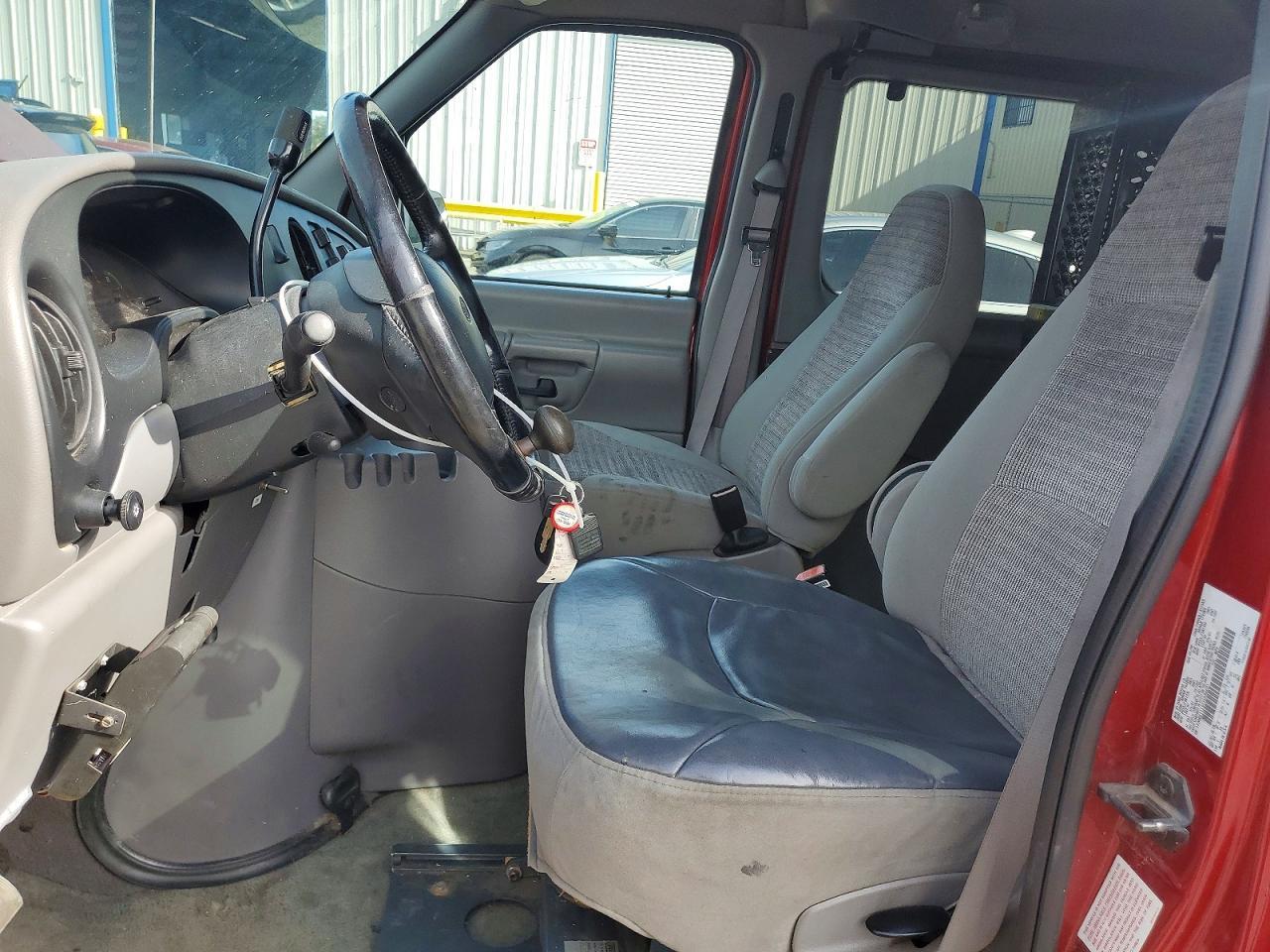 2000 Ford Econoline E150 Wagon - Image 7