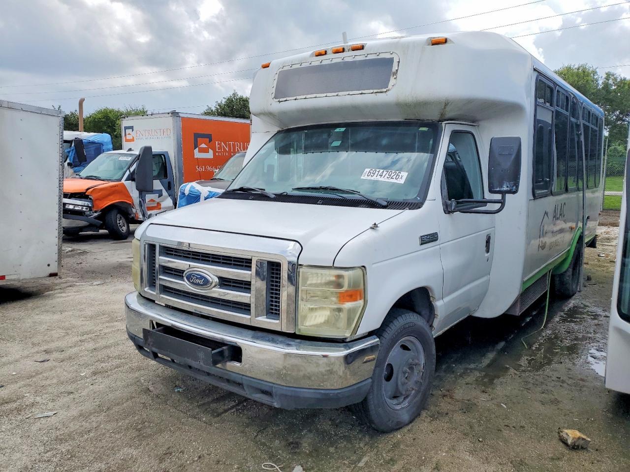 2012 Ford Econoline E450 Super Duty Cutaway Van - Фото 2