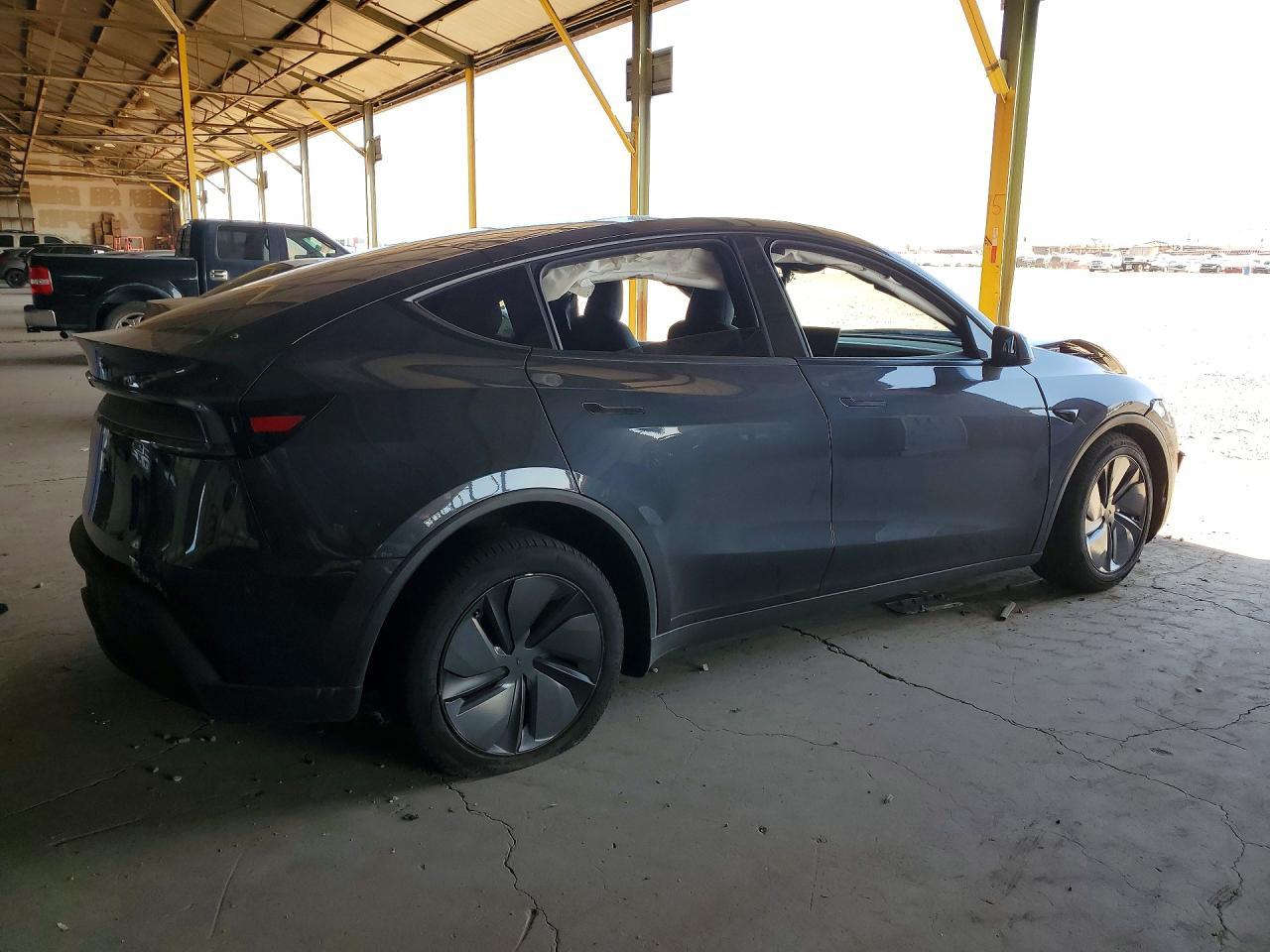 2026 Tesla Model Y - Фото 3